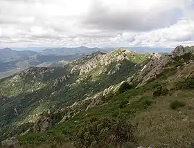 Vue du sommet du roc de France depuis les bornes géodésiques no&nbsp;303076001 à l'est.