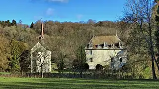 Le château de Beaupré et sa chapelle.
