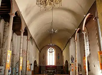 La nef avec la voûte et les poteaux du XIXe&nbsp;siècle.