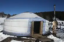 Photo représentant une yourte dans la campagne française