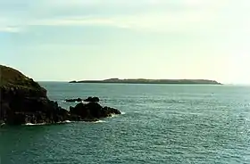 Vue de Skomer depuis Wooltack Point sur l'île de Grande-Bretagne.