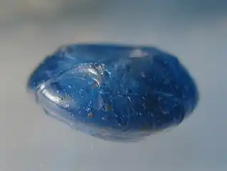 Bulles dans une perle en verre romaine datée de +50 à +200 et conservée au Birmingham Museum and Art Galley