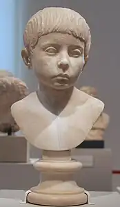 Portrait de garçon. Marbre de Carrare. H. 33 cm. Vers 100 EC. Altes Museum