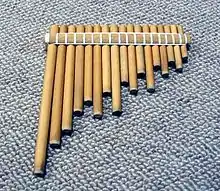 Plusieurs tubes en bois de taille différentes reliés entre eux.