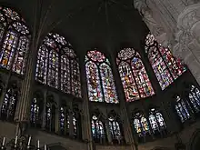 Exemple très précoce de claire-voie, le triforium du chœur de la cathédrale de Troyes est ajouré par un remplage correspondant percé dans le mur de fond vers le milieu du XIIIe siècle.