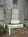 Le monument aux morts, au pied du clocher.