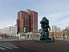 Sculpture sur la place