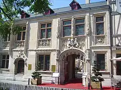 Façade sur la Place de la Pucelle.