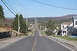 La route dans le village de Notre-Dame-des-Bois.