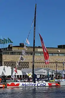 Un bateau de course à quai