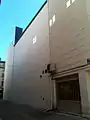 La façade arrière du bâtiment, un énorme mur aveugle.