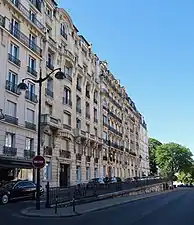 Partie haute : la rue se sépare en deux voies de niveaux différents.