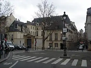 Hôtel de Nesmond, avec la rue des Bernardins.