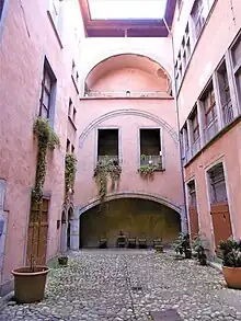 Côté droit de la cour de la Maison Vaucanson