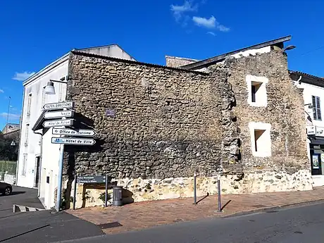 Vestige des remparts de la deuxième enceinte du Bourg de la Grande Fontaine, rue des Cordeliers, à l'angle de la place Joseph-Pancaut