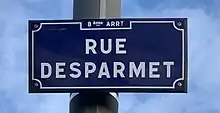Panneau bleu marine indiquant, en blanc, la rue Desparmet, dans le 8e arrondissement de Lyon.