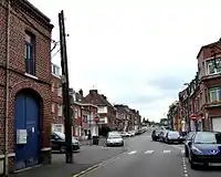 Rue Mattéotti : à gauche portail, vestige d'une ancienne ferme. Au-delà, la rue reconstruite dans les années 1950 a été élargie.
