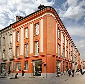 no&nbsp;77 : façades des immeubles Sévenes et Bibens de Lévignac.