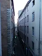 L’extrémité est de la rue, le soir.