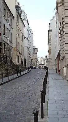 La rue Tournefort avec au loin la tour Clovis du lycée Henri-IV.