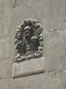 Niche avec citation « Tu Solus », rue de l’Église.