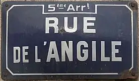 Voir la plaque.