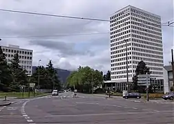 Rue des Alliés à son début et tour de la CPAM de l'Isère