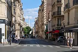Vue de la cheminée depuis le croisement de la rue des Vignes et de l'avenue Mozart, à environ 1,2&nbsp;km.