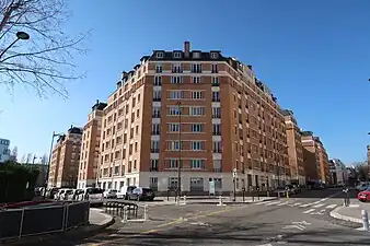 Au croisement avec la rue du Général-Niox.