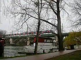 Une rame MS 61 de la ligne A du RER sur le pont ferroviaire de Chatou.