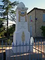 Le monument aux morts près de la mairie (sept.&nbsp;2012).