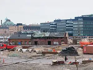 Ruines de l'entrepôt en 2007. Au premier plan  travaux de fondation de la Maison de la musique d'Helsinki.