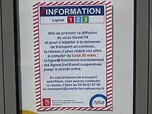 Photographie en couleurs d’une affiche d'info trafic sur un arrêt de bus.