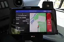 Photographie en couleurs d’une tablette GPS à bord d’un minibus.