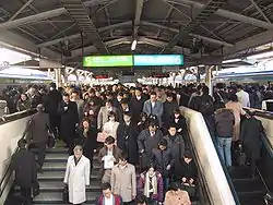 Salarymen dans leurs trajets quotidiens dans les transports en commun bondés pour se rendre à leur travail.