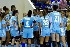 Avec ses joueuses de l'OGC Nice lors d'un temps mort.