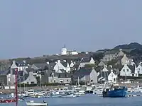 Le sémaphore avec au 1er plan, le port de Ploumanac'h