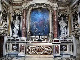 L'une des chapelles de l'église, avec décor presque exclusivement de marbre très finement ouvragé.