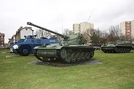 Char et VTT AMX-13 devant un VBRG.