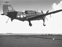 Helldiver SB2C-1C de la VB-15 se posant sur l'USS&nbsp;Essex&nbsp;(CV-9) (1944).