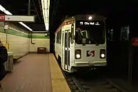 26 décembre 2007 Motrice Kawasaki (série 9000-9111) sur la ligne 11 vers la mairie arrivant à une station souterraine de la section en tunnel.