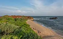 Une plage, une dune, quelques rochers.