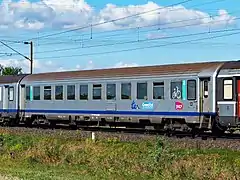 Voiture Corail en livrée TER, avec le logo de la région.