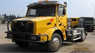 Un tracteur SNVI motorisé par un 8-cylindres de 256 ch (Algérie).