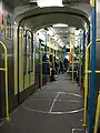 Intérieur d'un PCC 7700 en livrée jaune et bleue au niveau de l'articulation