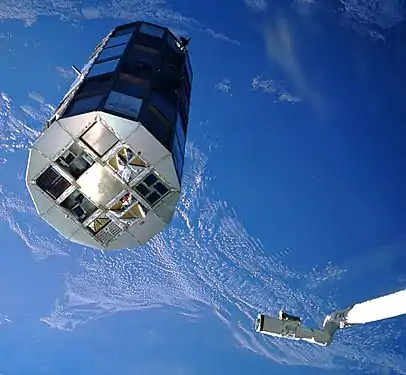 Le satellite LDEF, qui emporte 50 expériences, sera ramené sur Terre 5&nbsp;ans après avoir été placé en orbite.