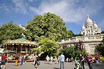 Au bas des grands escaliers, le « Carrousel vénitien » de Montmartre est un manège forain de fabrication contemporaine, à étage, créée par Bertazzon « dans le goût du XVIIIe&nbsp;siècle ».
