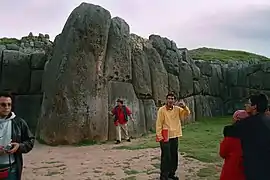 Autres murs cyclopéens incas (forteresse de Sacsayhuamán au Cuzco). Les pierres les plus grandes pèseraient de 128&nbsp;à 200&nbsp;tonnes.
