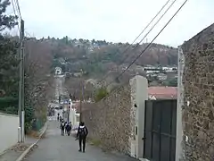 En face, en arrivant à Beaunant, on aperçoit la dernière difficulté du parcours de la SaintéLyon, à environ 7&nbsp;kilomètres de l'arrivée.