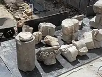 Éléments lapidaires médiévaux remployés dans les fondations de l'église du XVIIe&nbsp;siècle.